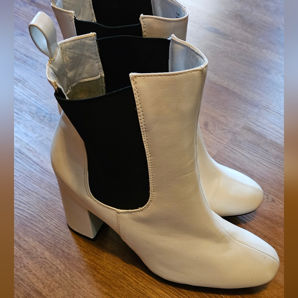 Ashley Stuart Pull On White Chelsea Ankle Boots Women's Size 12, NWOT